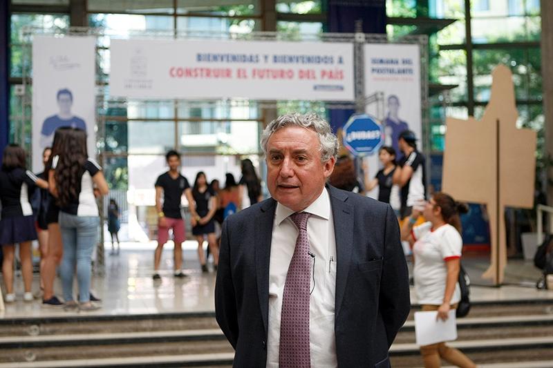 El Rector, quien asistió al lanzamiento del cómic Historias de la ciudad azul, invitó a los jóvenes a visitar la feria de la Semana del Postulante en la Facultad de Economía y Negocios.