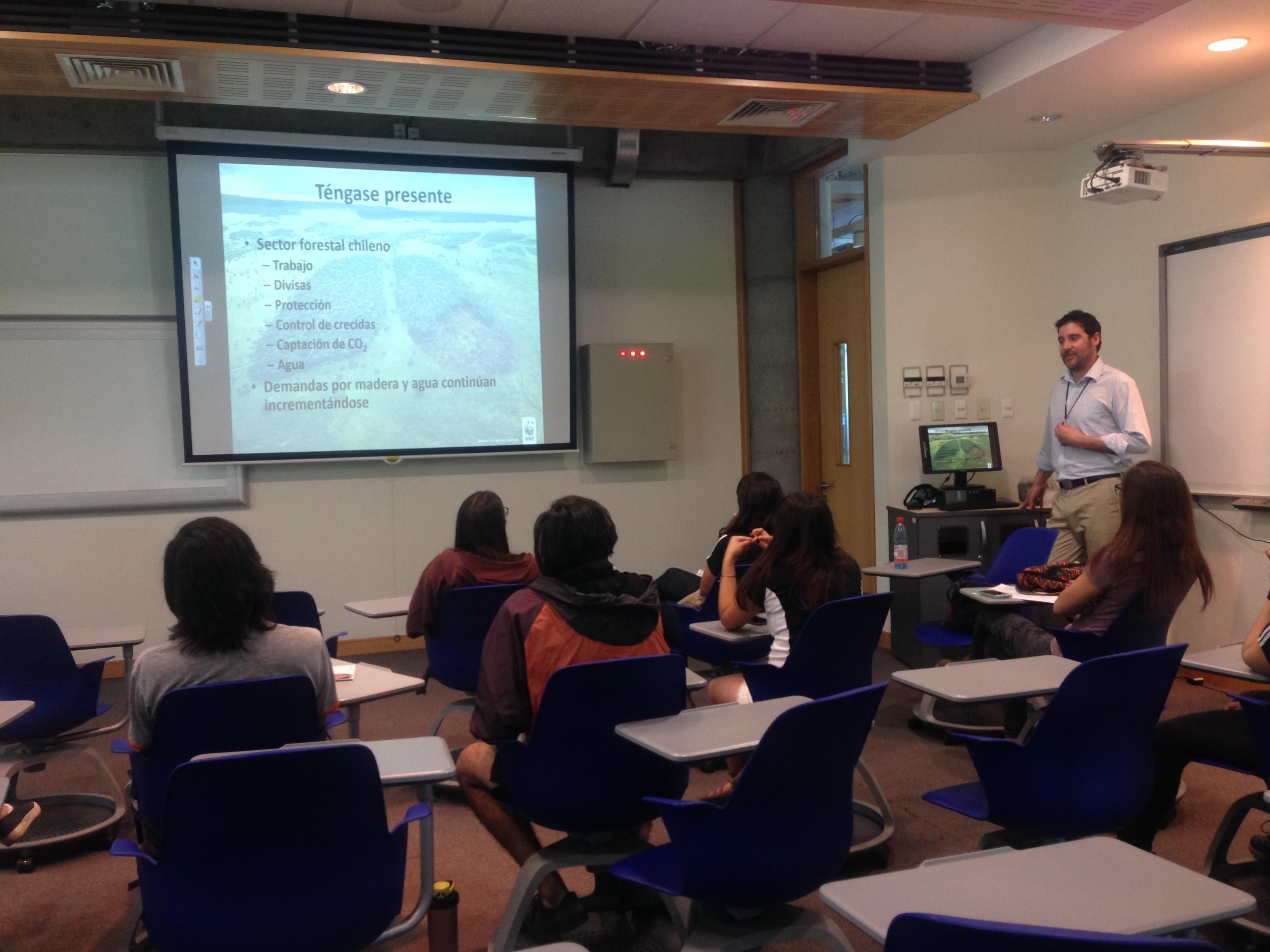 También participan académicos coin charlas temáticas. En la imagen el Prof. Pablo García de la facultad de Ciencias Forestales y Conservación de la Naturaleza. 