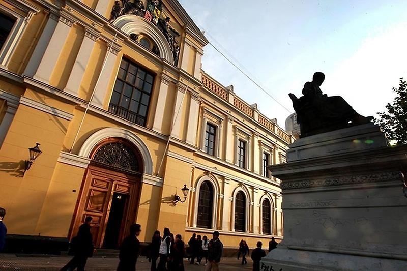 Los estudiantes que vivan fuera de Santiago, pueden comunicarse por diversas plataformas a fin de ser asesorados en el proceso.