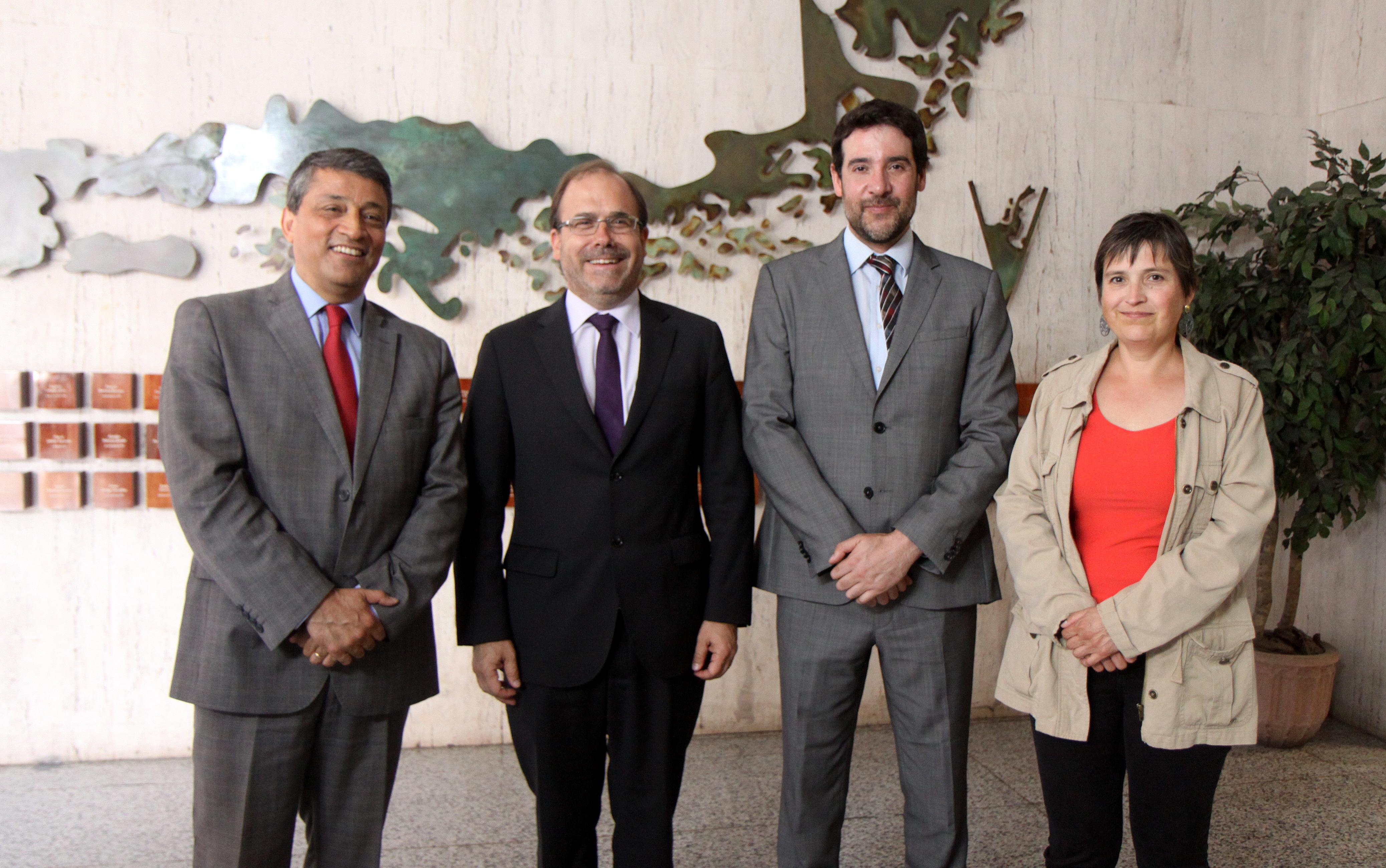 El Dr Roberto Pizarro, el Ministro de Obras Públicas, el Dr. Pablo García y la Dra. Claudia Sangüesa.