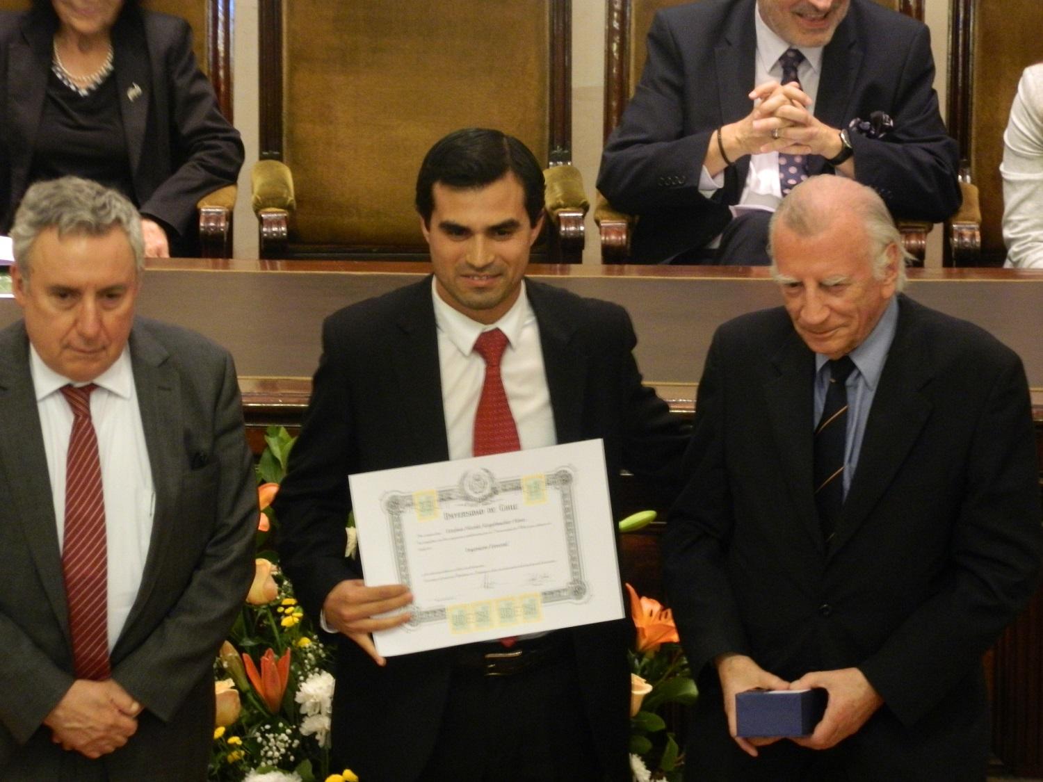 El Rector Ennio Vivaldi junto a los profesores guía, en la imagen el Dr. Guillermo Julio, entregaron  los títulos que los enviste como profesionales.