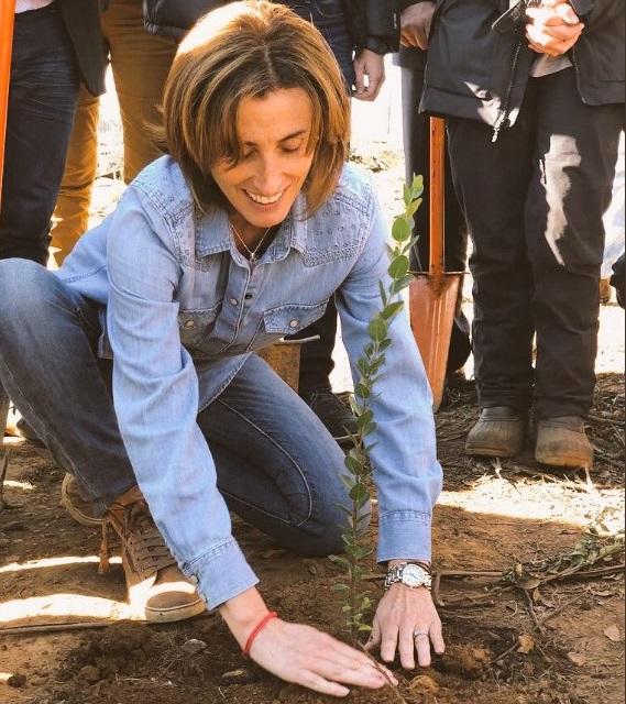 La Ministra señaló que esta fue la primera actividad que confirmó el primer día que asumió el cargo ministerial. "Para mi es fundamental la restauración ambiental tras los incendios", sostuvo.