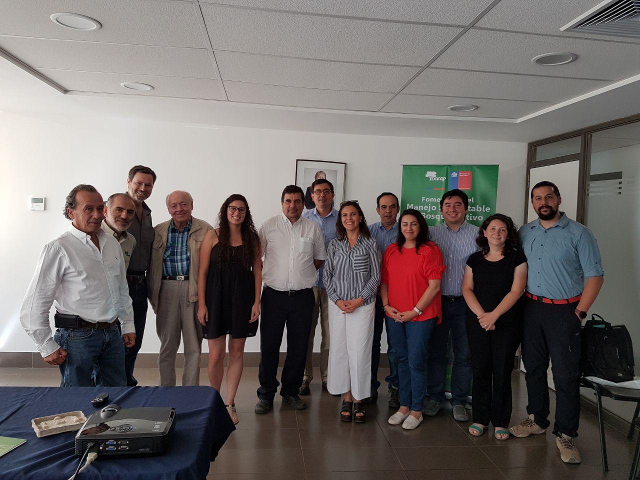 Integrantes junto a invitados de charla