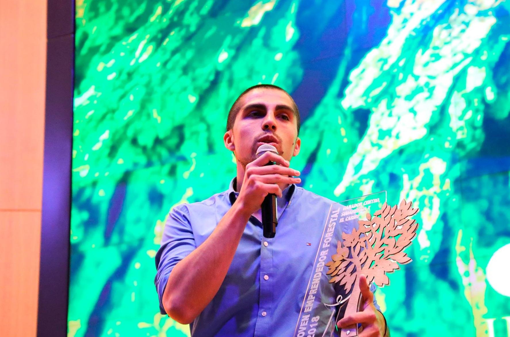 Matías Barríos, quien lidera el equipo de jóvenes, recibió el premio en México.