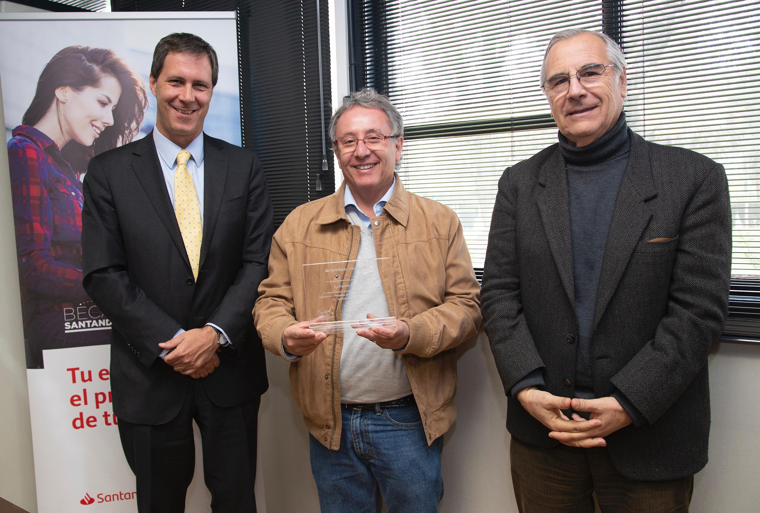 En representación de la estudiante de la carrera de Ingeniería Forestal, recibió simbólicamente la beca el Director de Pregrado Alejandro Bozo.