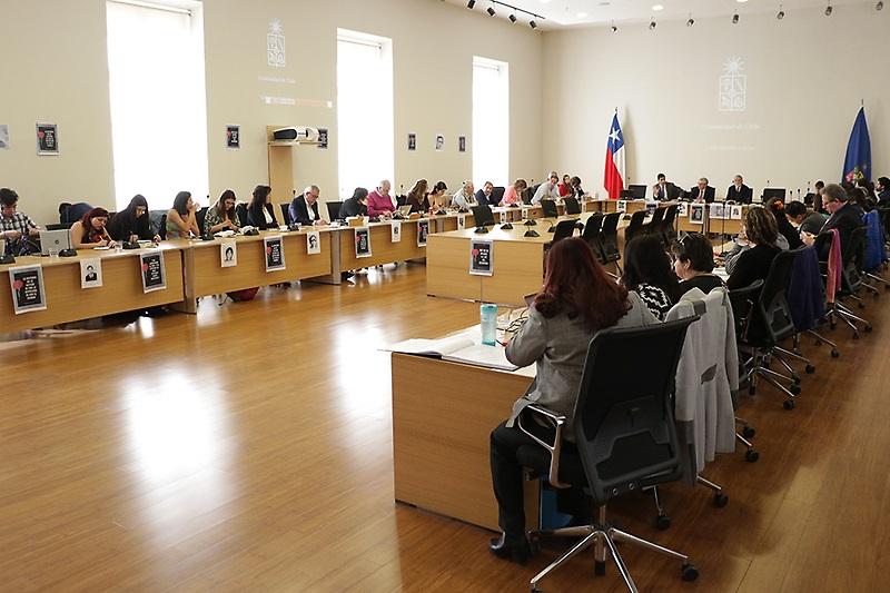 El Rector Ennio Vivaldi fue el encargado de presidir la sesión y llevar a cabo el procedimiento de elecciones.