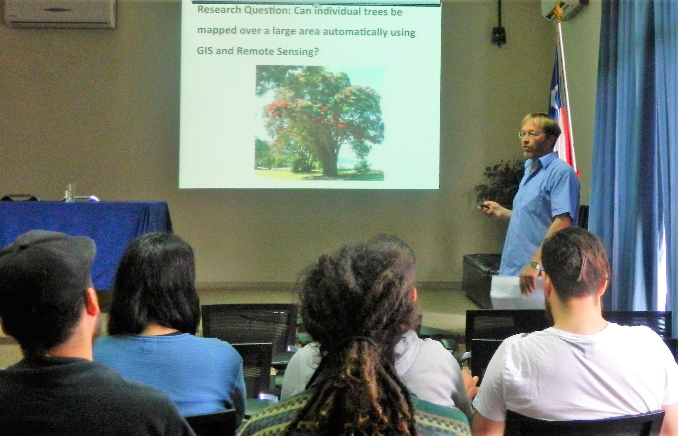 El científico neozelandés dictó la charla "Advances in Remote Sensing and Image Analysis".