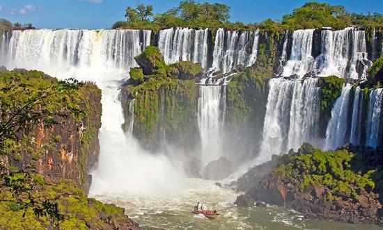 A  pesar de que América Latina posee el 31% del agua dulce del planeta, un gran número de países en Sudamérica y Centroamérica son duramente castigados por el problema de la escasez hídrica.