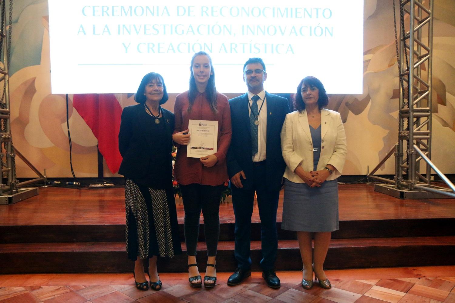 La Decana Dra. Carmen Luz de la Maza, junto a la hija de Paulette Naulin, el Vicerrector Flavio Salazar y la Directora de Investigación, Silvia Nuñez.