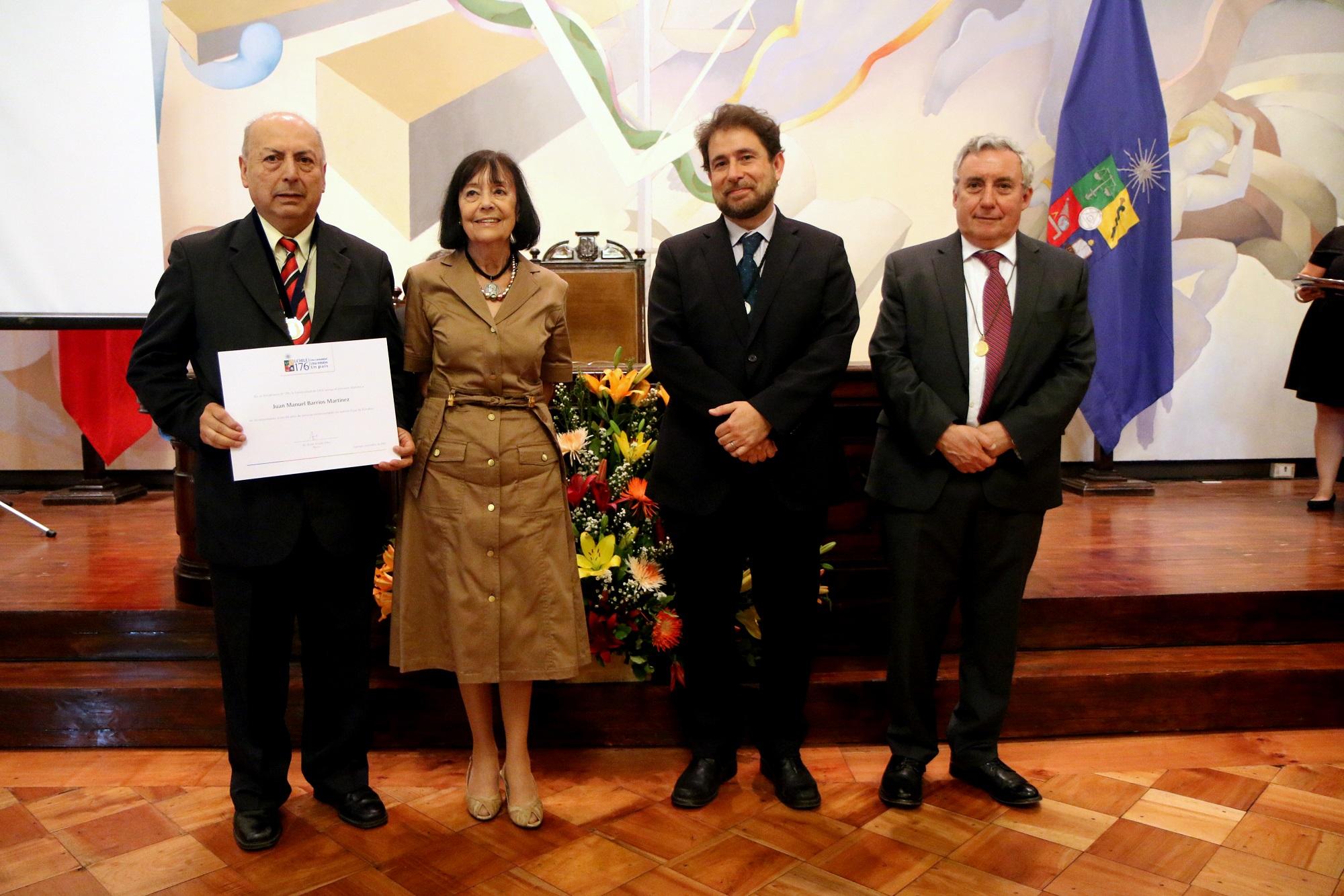 Acompañaron al Profesor Juan Barrios, la Decana Carmen Luz de la Maza, el vicerrector Daniel Hojman, así como el Rector Ennio Vivaldi.