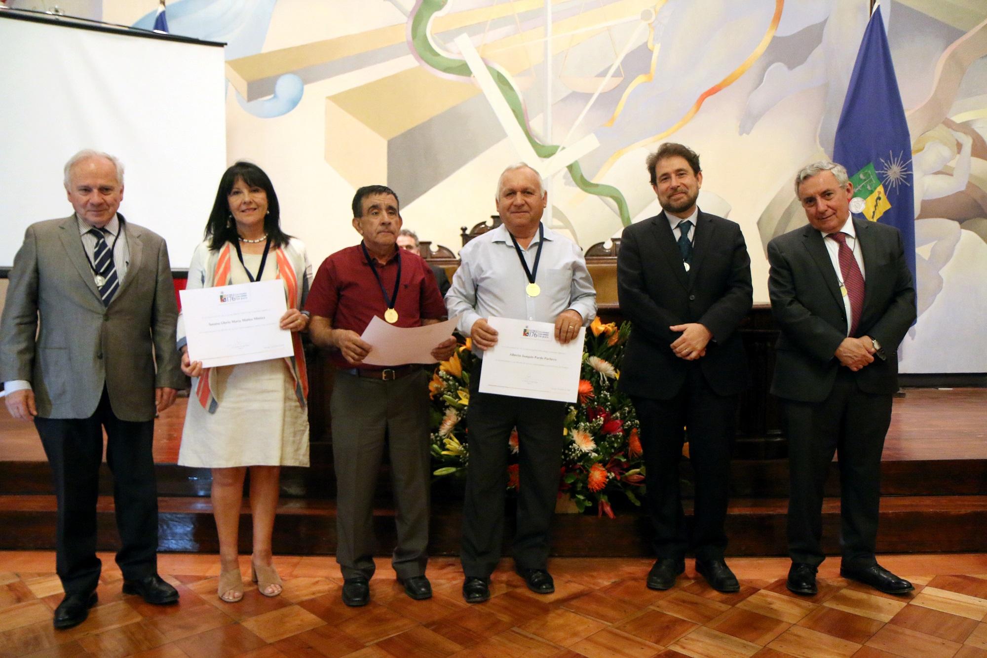 Acompañaron a la Profesora Susana Muñoz, los funcionarios Hernán Sagredo y Alberto Pardo, el Decano Roberto Neira, el vicerrector Hojman, así como el Rector  Vivaldi.