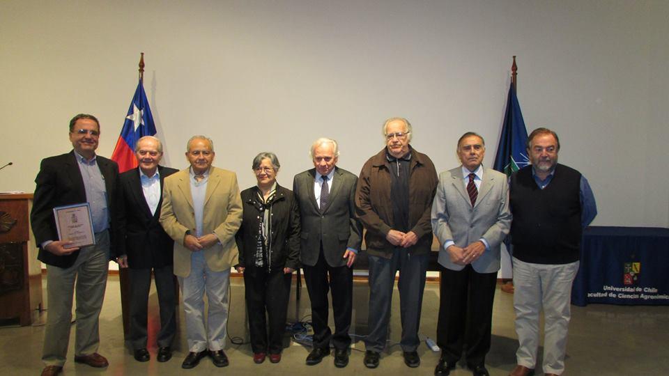 Los Académicos Víctor García de Cortázar, Mauricio Meyer, Héctor Manterola, Eliana Muñoz, Edmundo Acevedo, Alfredo Olivares recibieron un reconocimiento por su trayectoria y entrega.