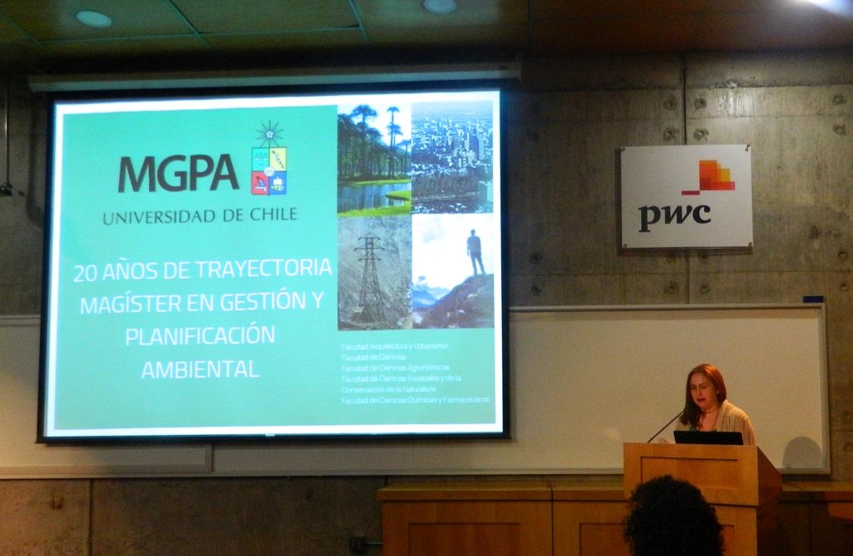 La Coordinadora Académica del Magister y académica de la Facultad de Ciencias Forestales y Conservación de la Naturaleza, Dra. Claudia Cerda