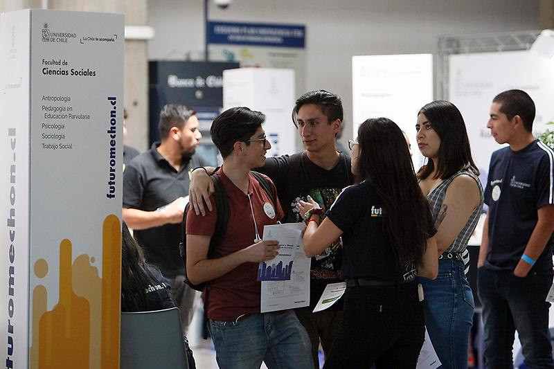 Durante el evento, miles de jóvenes conversaron y aclararon sus dudas con cientos de monitores, docentes y profesionales en la Semana del Postulante UChile 2019.