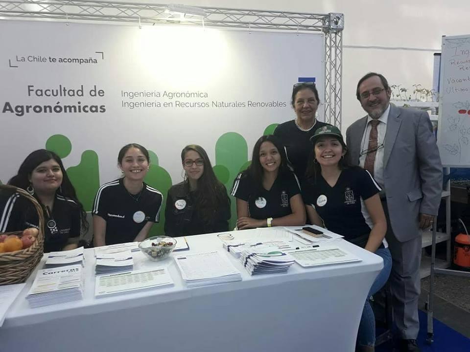 El Director de Comunicaciones, Pedro Calandra, junto a la académica Verónica Díaz y las monitoras que atendieron el stand.