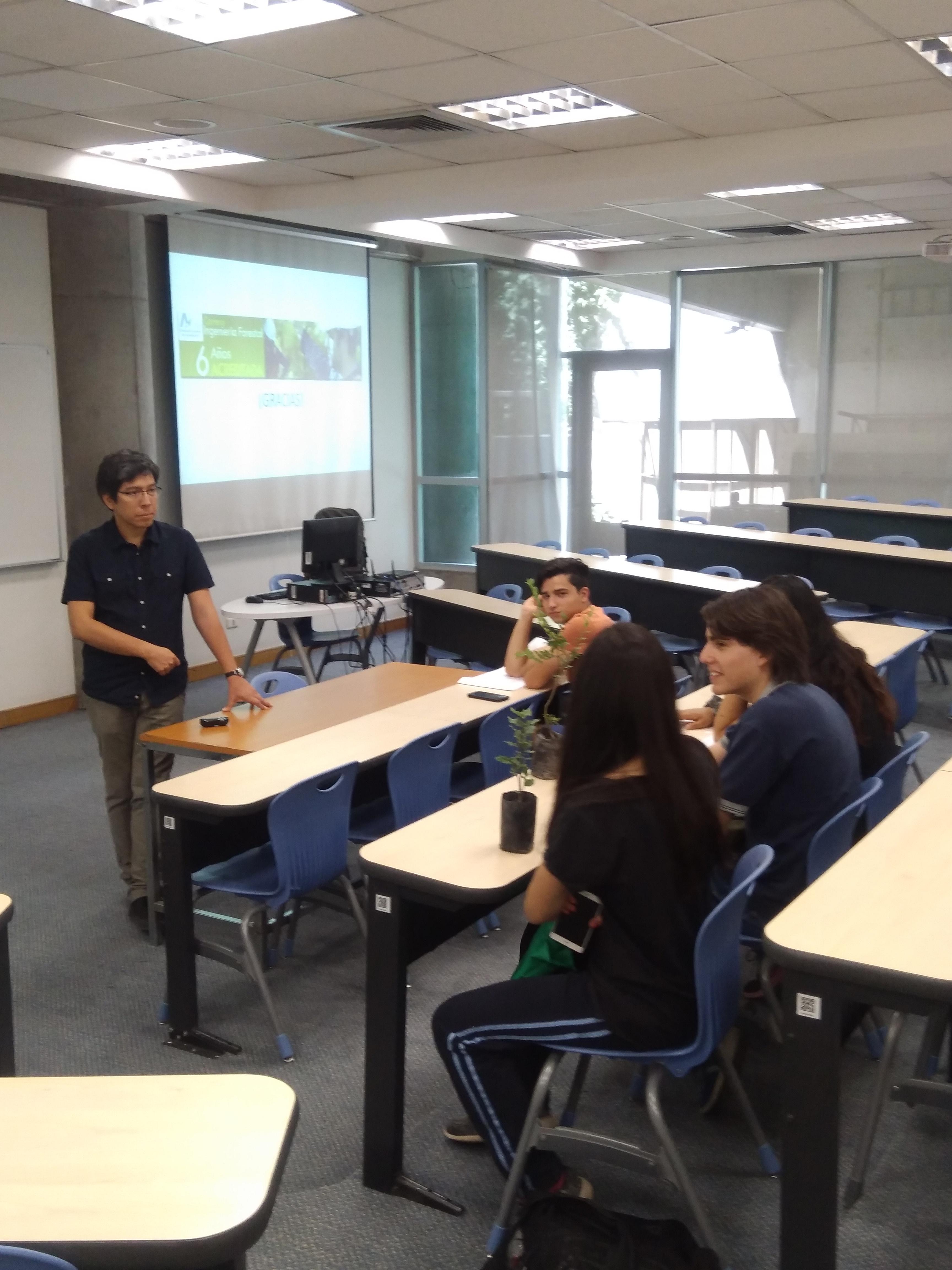 En la Semana del Postulante participaron académicos y alumnos de la carrera quienes atendieron las diversas consultas de los futuros estudiantes universitarios.