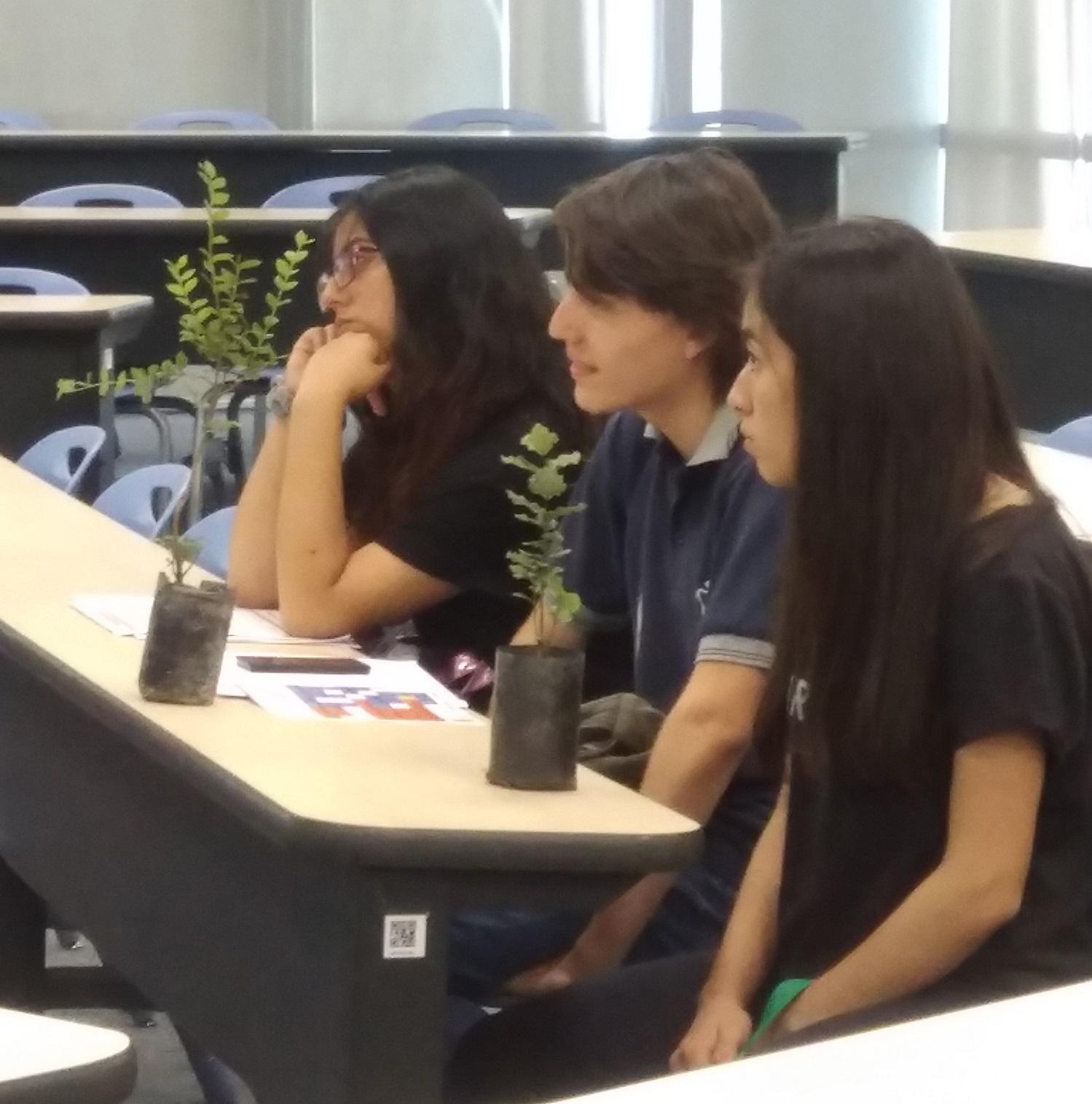 Los estudiantes participaron en diversas charlas dictadas por profesores de la Facultad, quienes les explicaron la diversidad de la carrera y sus alcances.