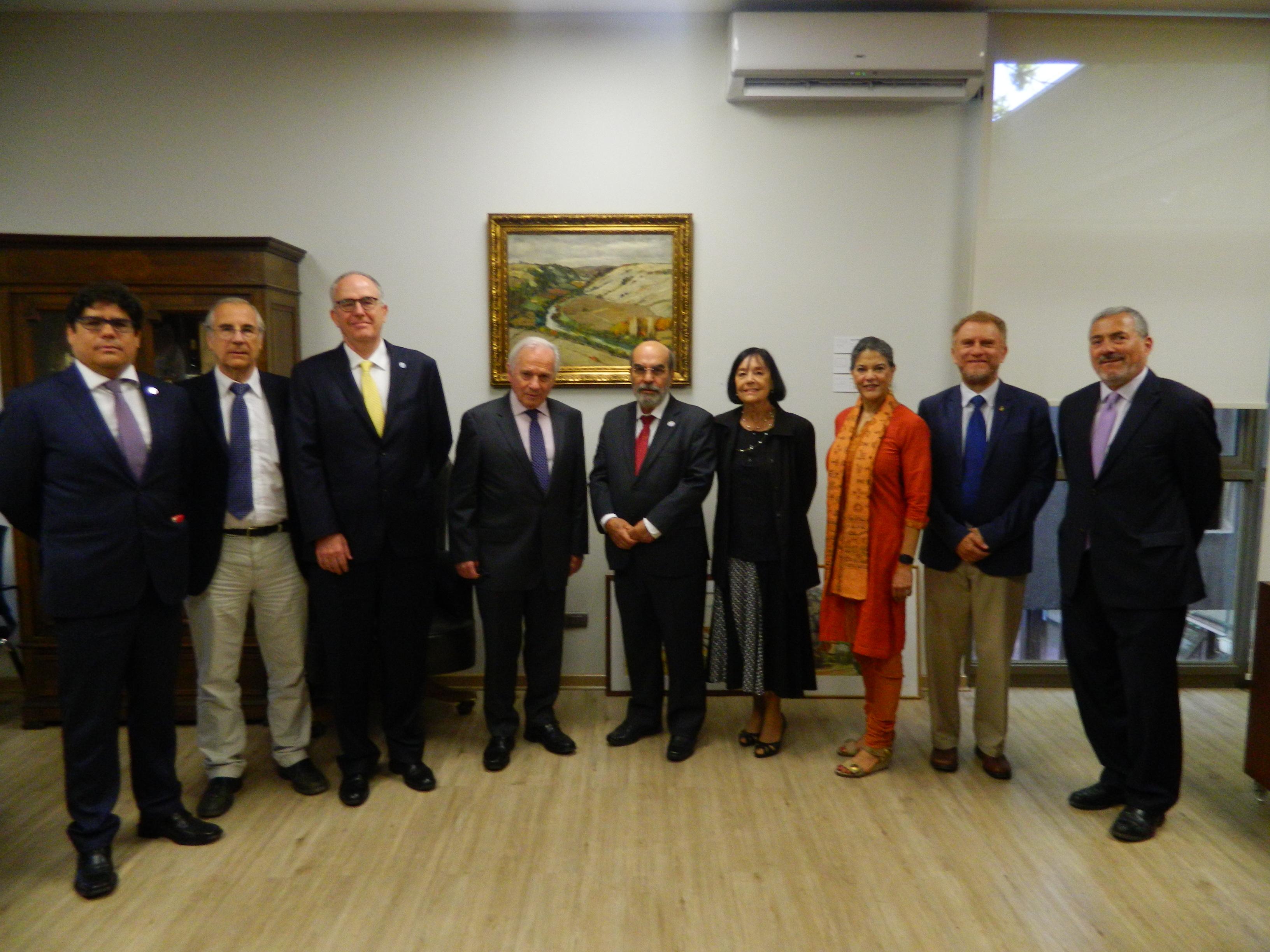 La delegación de la FAO en la vista a la Facultad de Ciencias Agronómicas junto a los directivos de Campus Sur. Horas previas a recibir la medalla Doctor Honoris Causa de la Universidad de Chile.