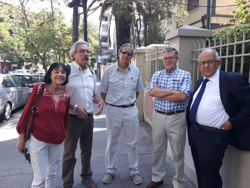 La Decana Carmen Luz de la Maza, Nelson Alvear, Hernán Gómez, Álvaro Urzúa, Raúl Derpich frente a Seminario 160, antigua sede de la carrera durante 1965-1969.