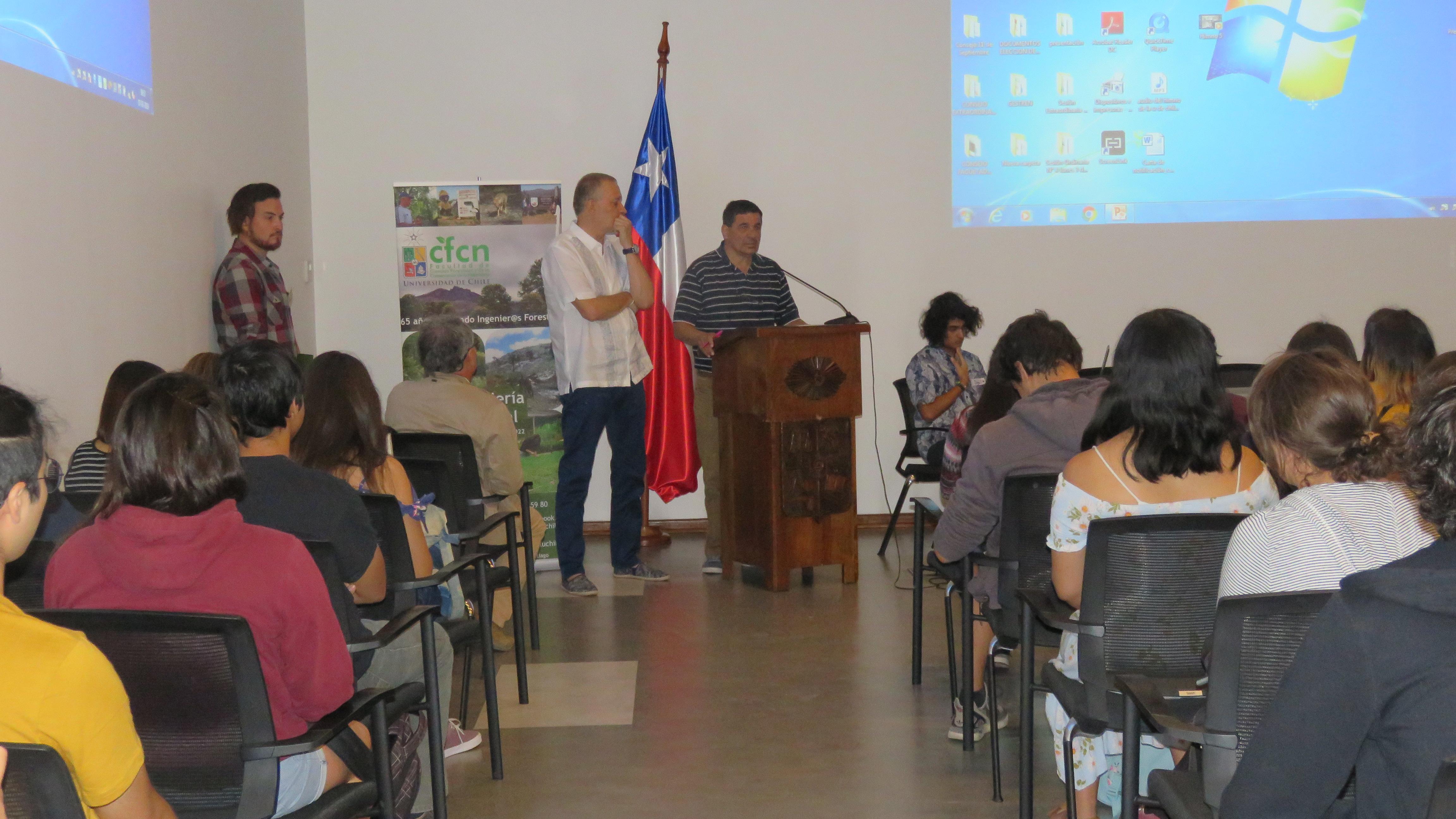 Los Profesores Juan Caldentey y Roberto Garfias dieron las instrucciones para la salida a terreno que iniciará el próximo lunes.