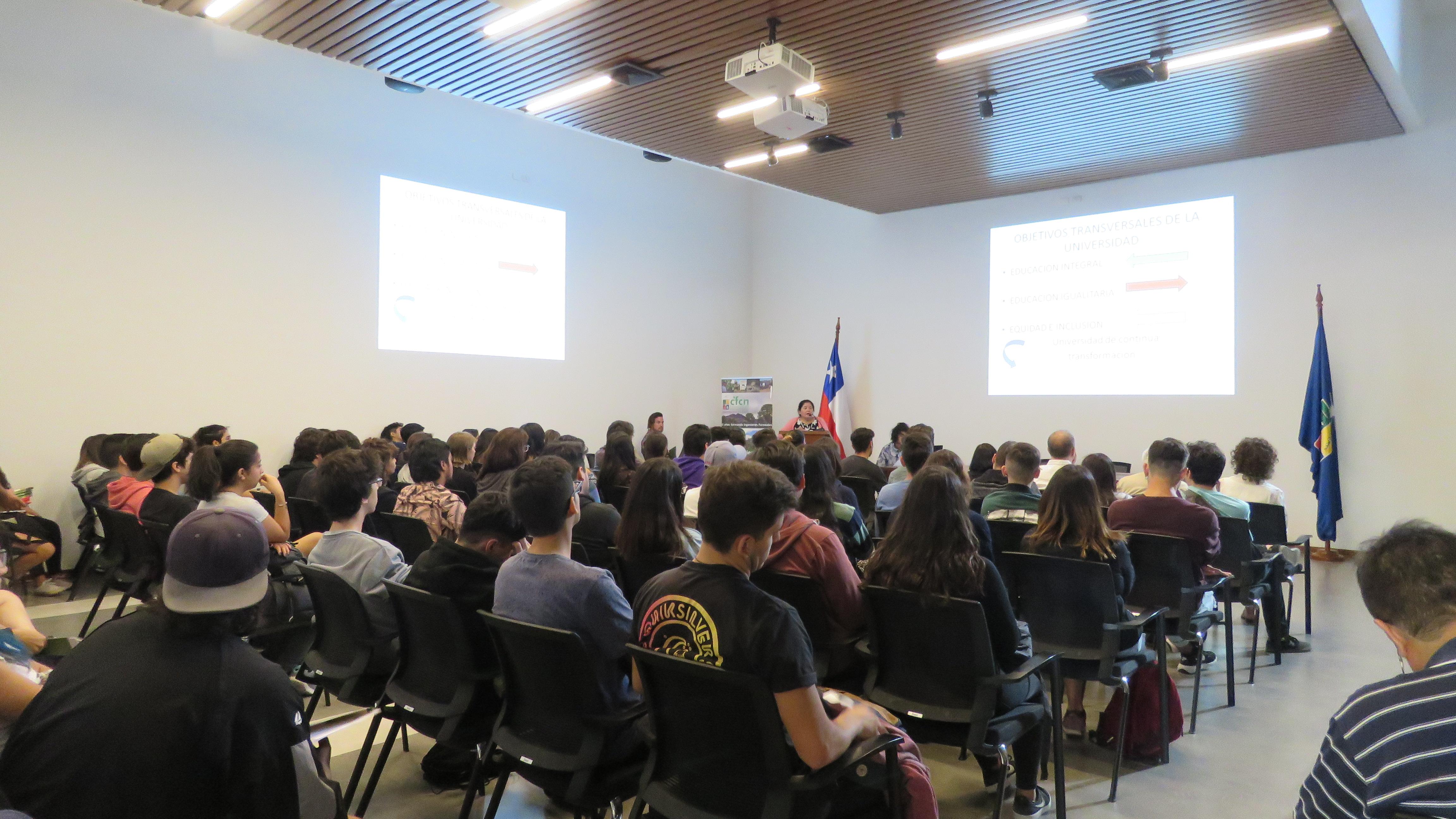 La trabajadora social, Alejandra Pérez, estuvo a cargo de la organización de la jornada y dio a conocer los diversos servicios de apoyo al estudiante que existen en la facultad y en el Campus Sur..