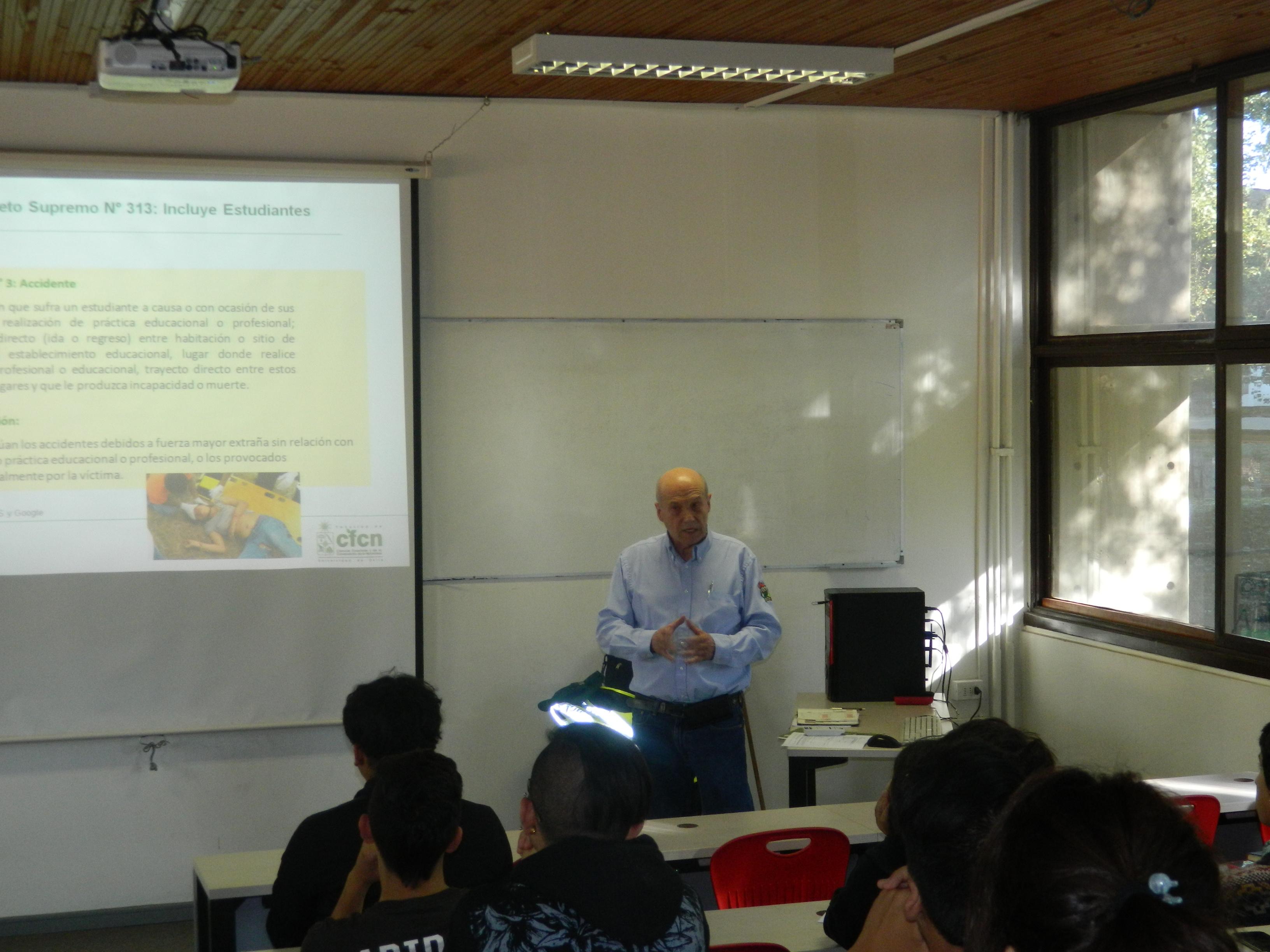 Prof. Carlos Ackerknecht Ihl dictando charla sobre psicología de la  sobrevivencia y prevención de riesgos en actividades de terreno