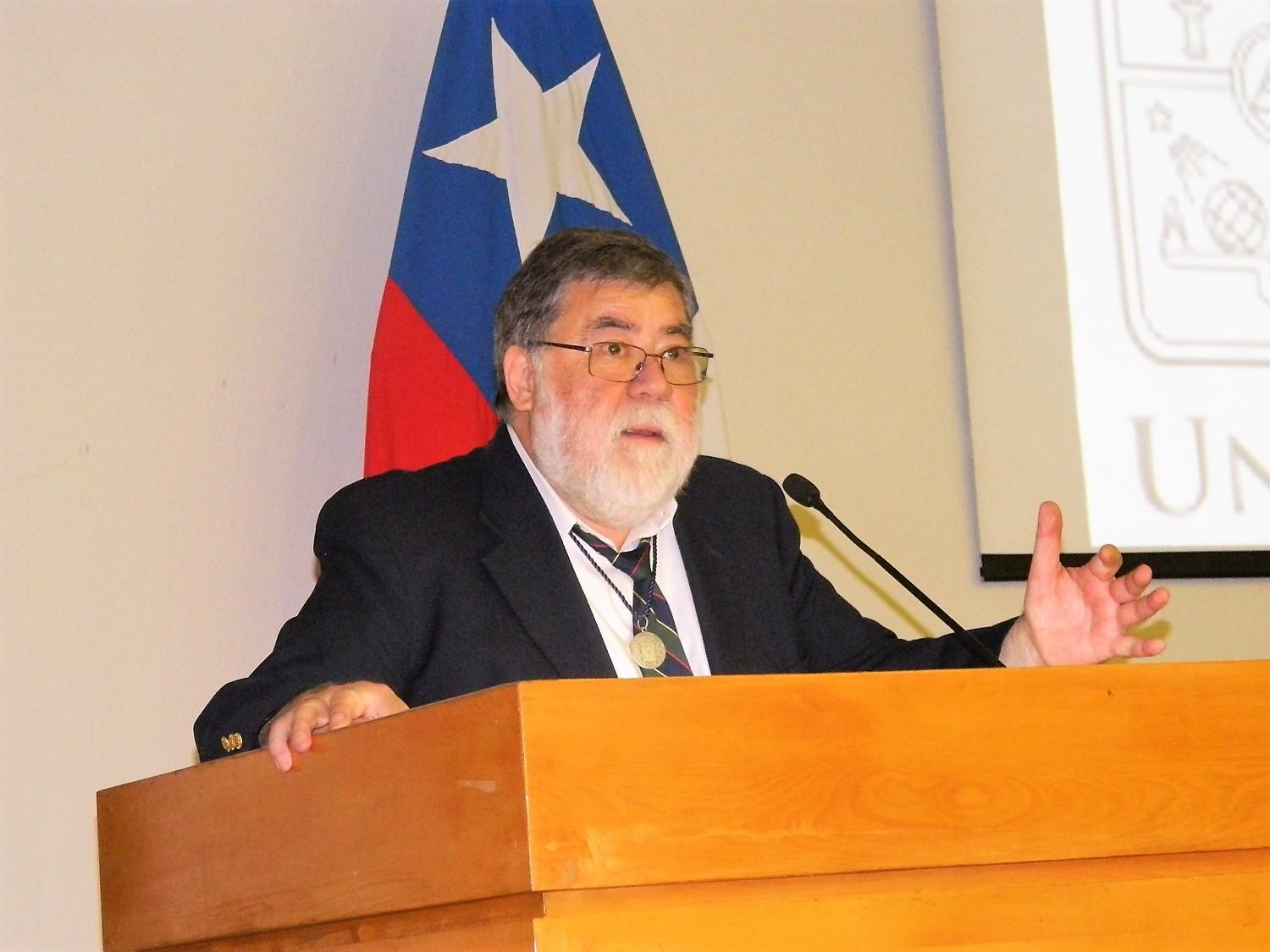 "Tal vez tengamos que ir abandonando la noción de ecosistema y pensar que son todos sistemas socio-ecológicos¿, sostuvo Dr. Fabián Jaksic, Premio Nacional de Ciencias Naturales 2018. 