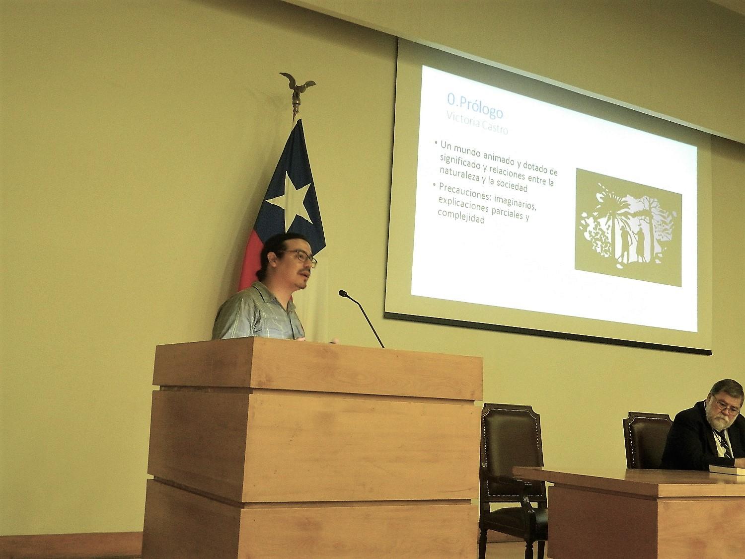 El Dr. Cristóbal Pizarro de la Facultad de Ciencias Forestales de la U. de Concepción, realizó la presentación de libro a través de una síntesis y valoración de cada uno de los trece capítulos.