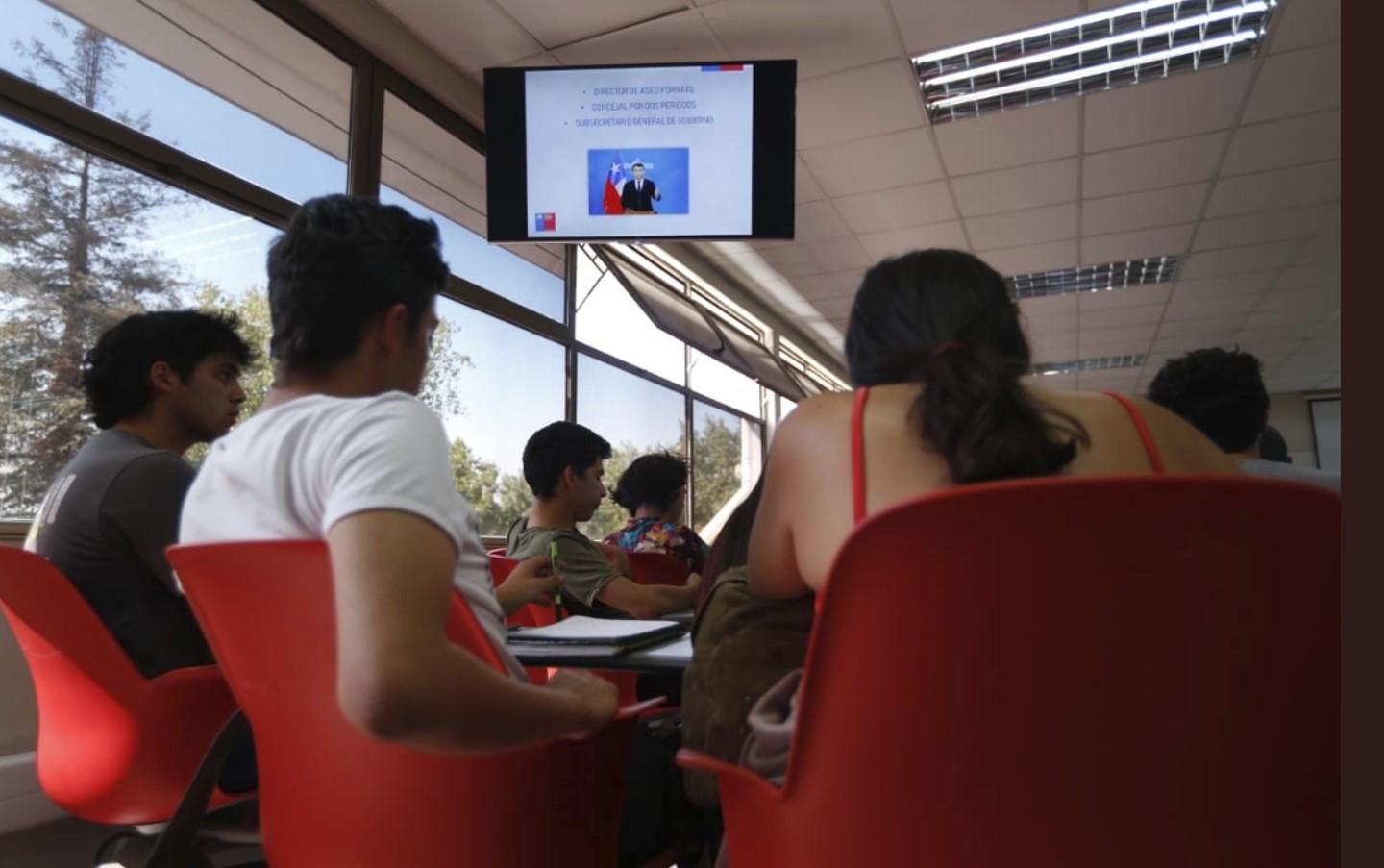 Es importante que los jóvenes estudiantes conozcan las diversas experiencias de los profesionales del área, que les permita a abrirse a las múltiples posibilidades de la carrera.