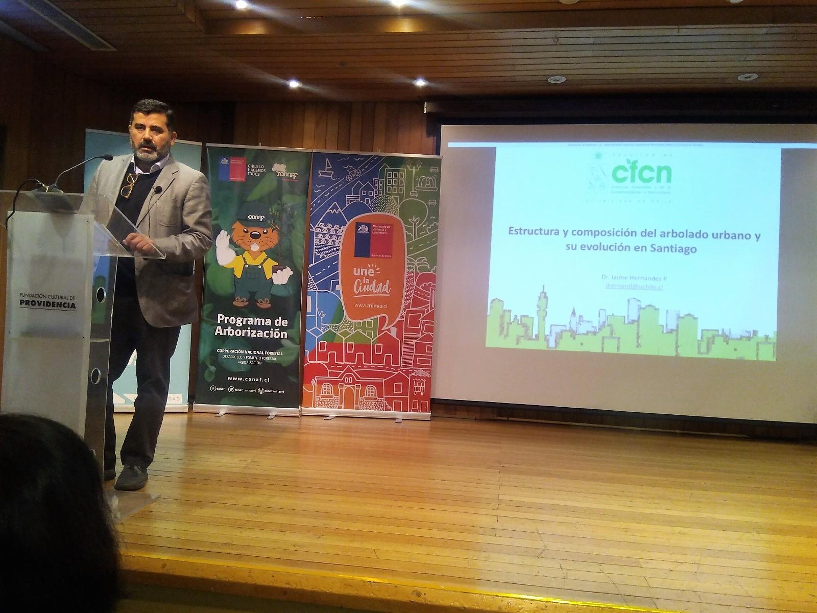 El académico y Director de Posgrado, Dr. Jaime Hernández explicó algunos de los proyectos realizados cuyos resultados permiten caracterizar la estructura y composición del arbolado urbano de Santiago.