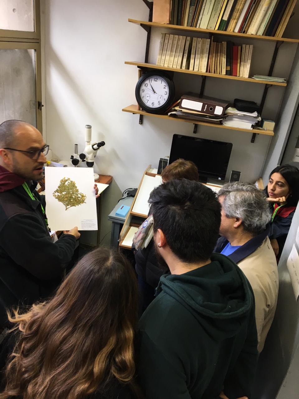 El Herbario inició la jornada con todos los cupos tomados días antes del evento. El Profesor Nicolas García tuvo que ampliar los grupos para responder a la demanda de visitas.
