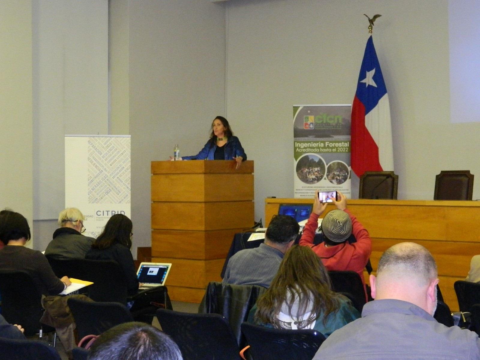La académica Paulina Aldunce expuso sobre Emergencia, Cambio Climático y Medidas para la Adaptación. 