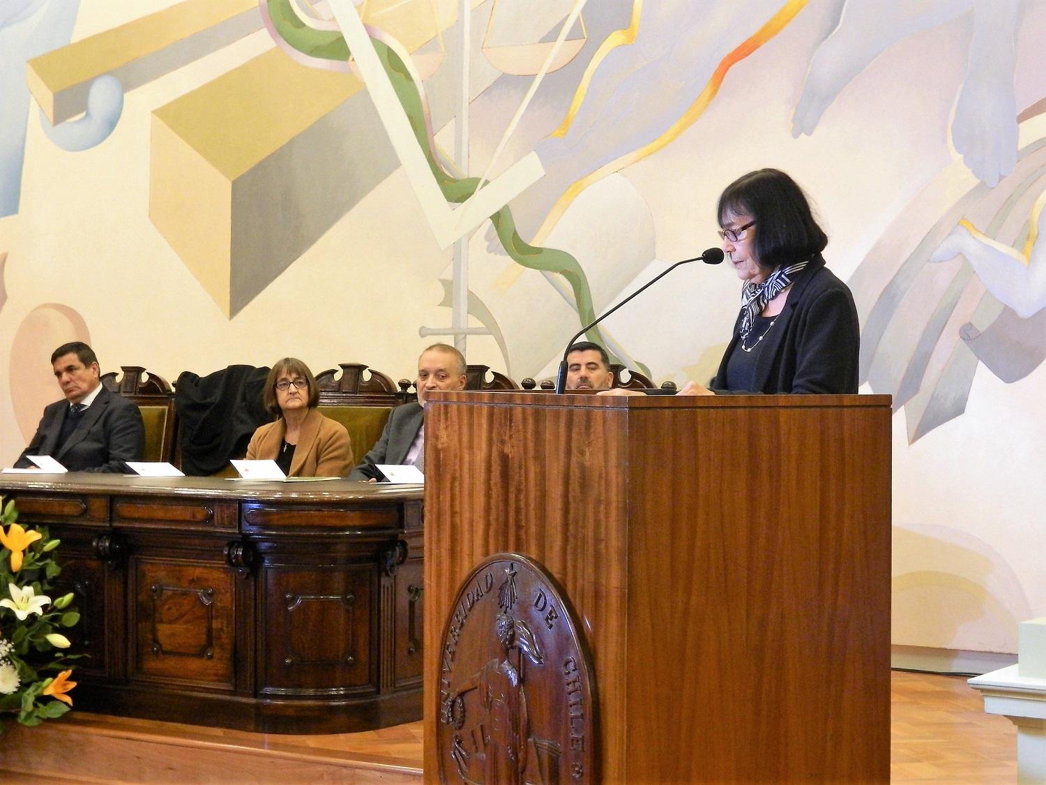 La Decana Carmen Luz de la Maza abrió la ceremonia de titulación y agradeció a los familiares y amigos por el apoyo y confianza brindados a los estudiantes y a la Universidad de Chile.