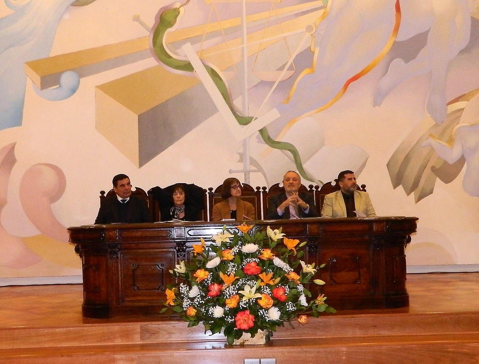 El acto fue presidido por el Director de Pregrado, Roberto Garfia, la Decana Carmen Luz de la Maza, la Vicerrectora Rosa Devés, el Director de Posgrado, Jaime Hernández y el Vicedecano Juan Caldentey.
