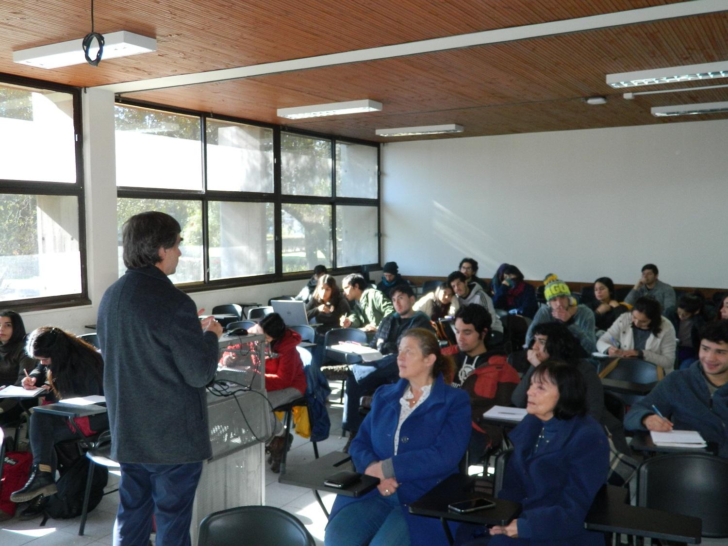 Acompañaron en su clase la Profesora Rose Marie Garay y la Decana de la Facultad de Ciencias Forestales y Conservación de la Naturaleza, Carmen Luz de la Maza.