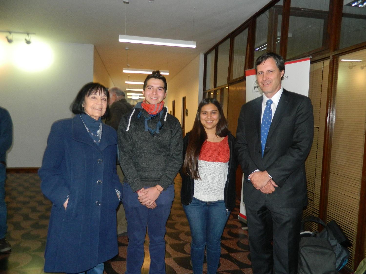 La Decana de CFCN, Carmen Luz de la Maza, junto al Subgerente Bunster y los dos estudiantes becados,Scarlett Norambuena  y Eduardo Pizarro.