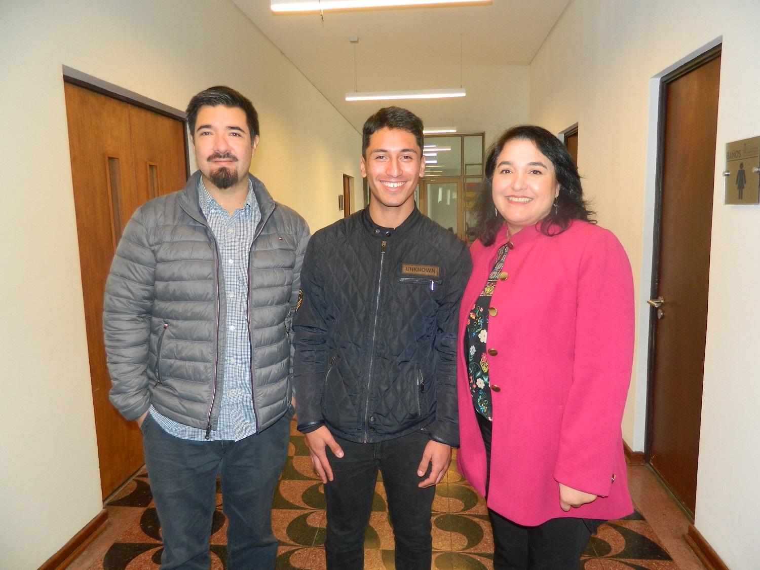 acompañaron a los estudiantes la Directora de Pregrado, Dra. Alicia Valdés y el Director de Investigación, José Manuel Yañez, de Favet. También participaron los directivos de las otras Facultades.