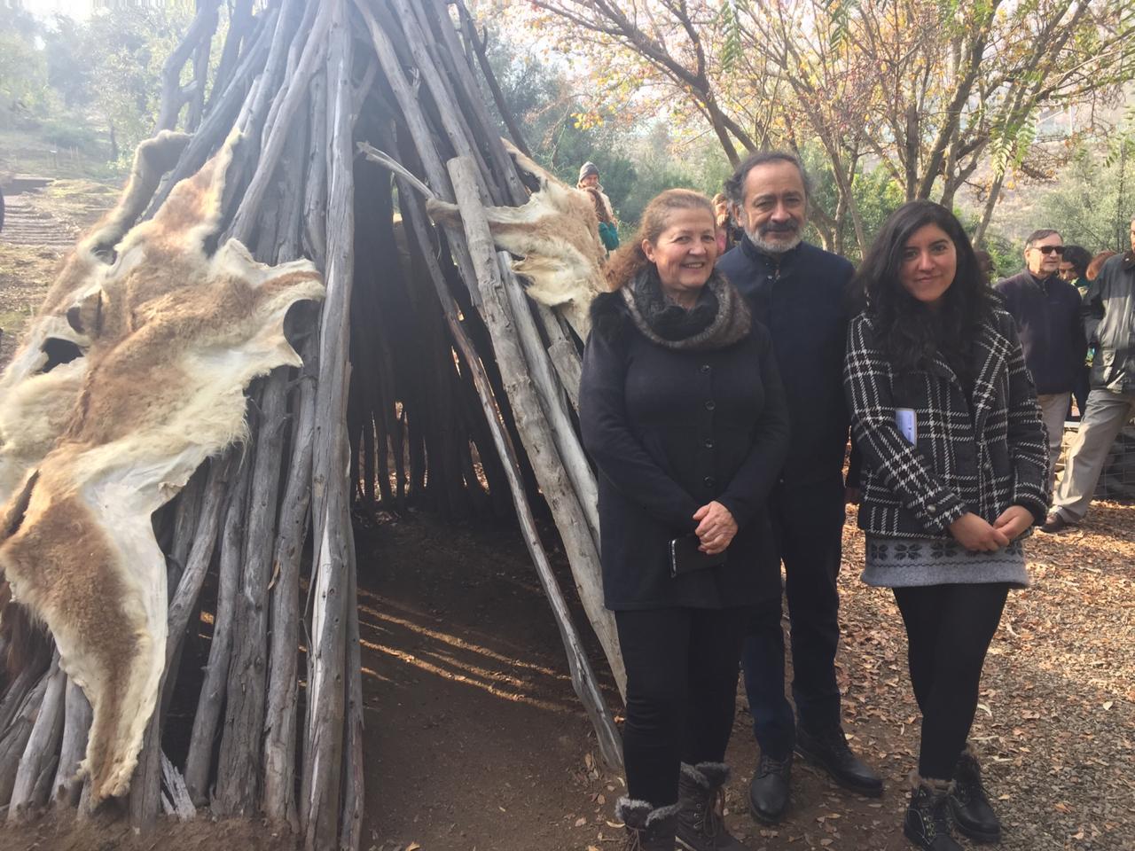 Vivienda ona. Timaukel, Tierra del Fuego. De estructura de Varas de lenga, cubierta parcialmente por cueros de guanaco.