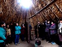 Rukatraro. Nueva Imperial, Región de La Araucanía. Su estructura está hecha de, principalmente, madera de roble y su techumbre, de paja ratonera.