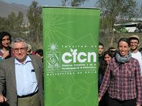 Rector Ennio Vivaldi y Profesora Paulette Naulin en Plantatón Laguna Carén