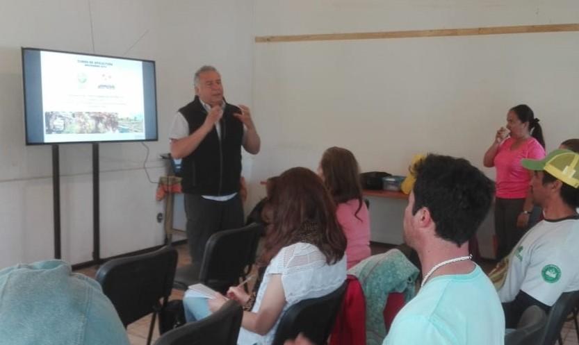 Prof. Gustavo Cruz junto a participantes en la última jornada del curso de Apicultura y Crianza de Abejas Reinas en el vivero de CONAF, Rapa Nui. 