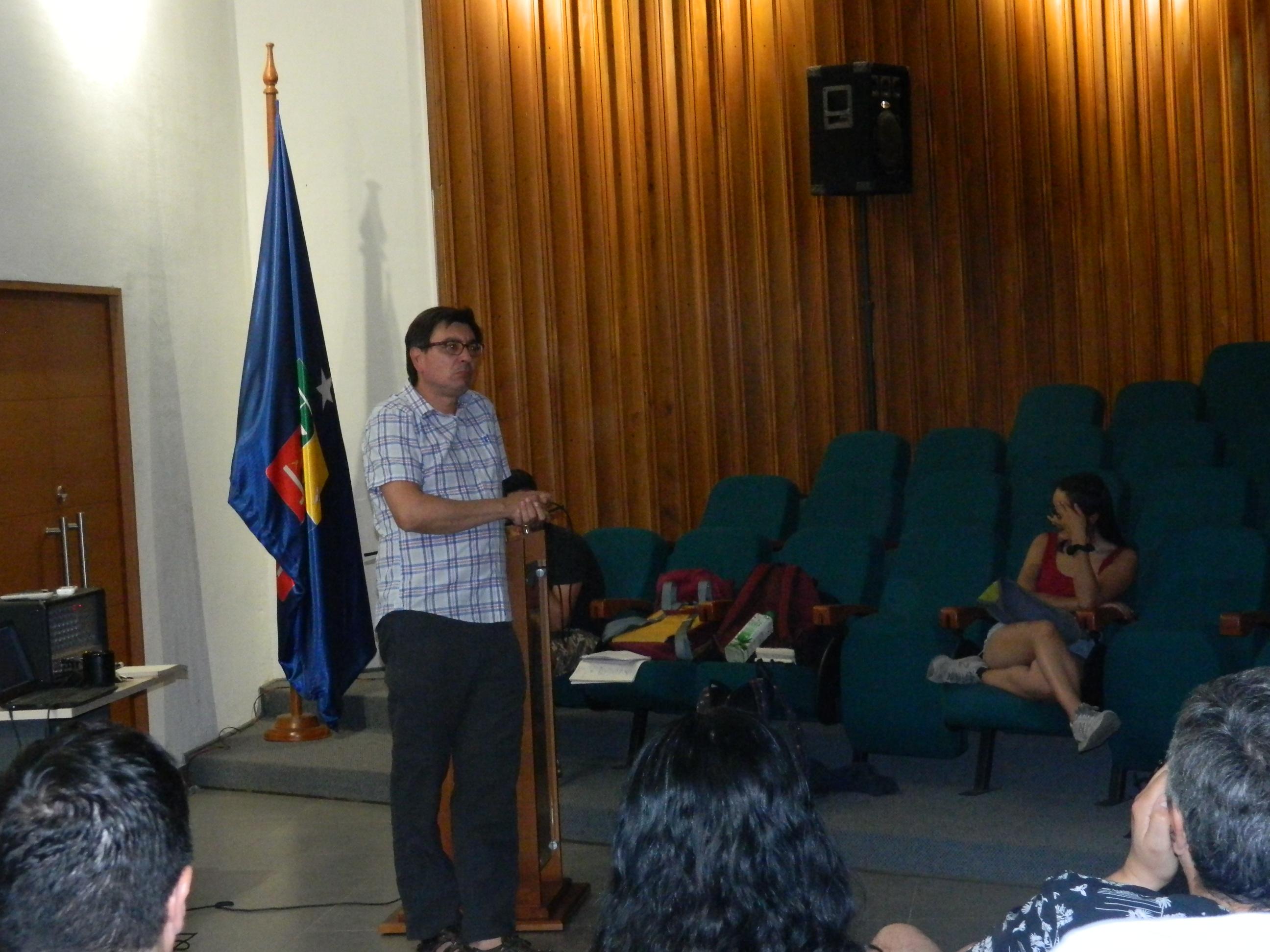 Profesor Horacio Bown exponiendo en conversatorio