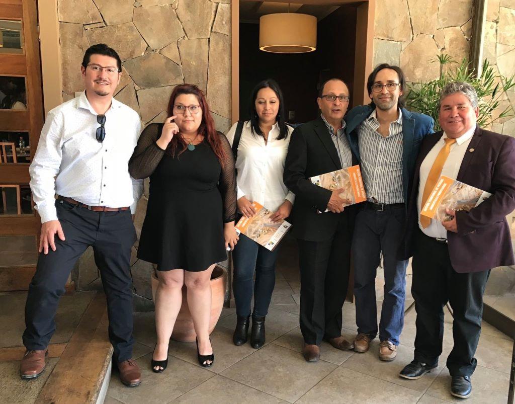 Dr. Eduardo Martínez, Ángela Faúndez, y Dr. Gerardo Soto junto a representantes de ENAMI y consejeros regionales. 