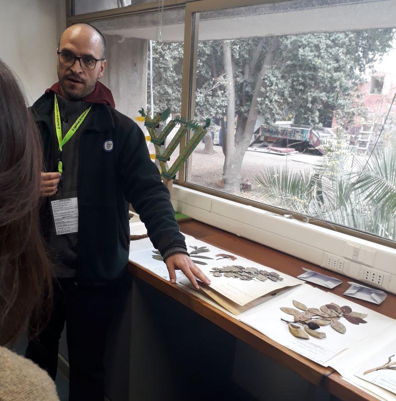 El profesor Nicolás García es curador del Herbario EIF hace casi cuatro años.