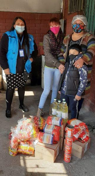 El equipo de la Municipalidad de La Pintana conoce las necesidades de las diferentes ollas comunes y comedores comunitarios.