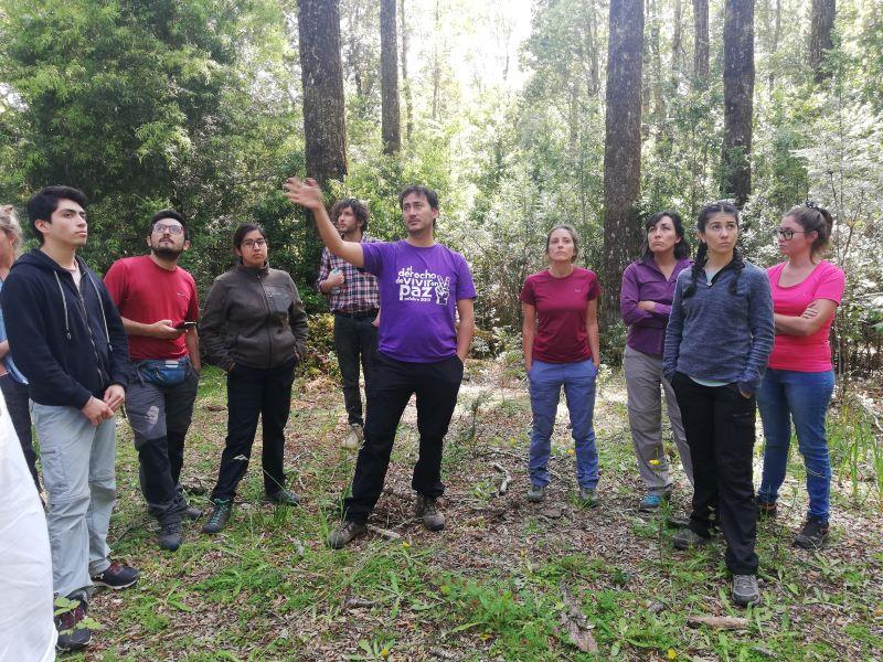 El profesor Gutiérrez enseñó sobre dinámicas vegetacionales a un grupo de estudiantes chilenos y extranjeros de postgrado en la Región de los Lagos.