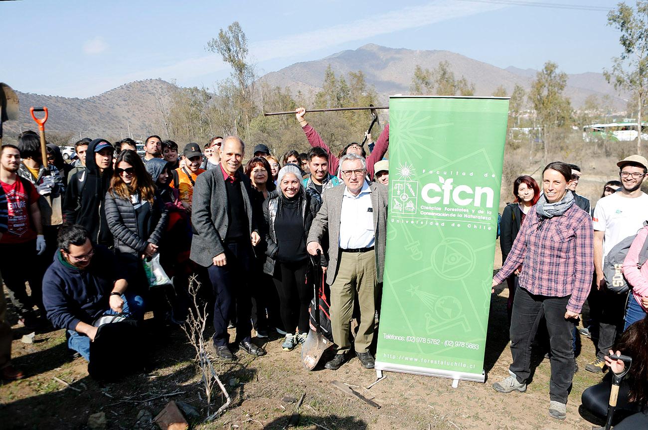 Profesora Paulette Naulin junto al Rector Ennio Vivaldi en la iniciativa "Plantatón" de especies nativas en la Laguna Carén.