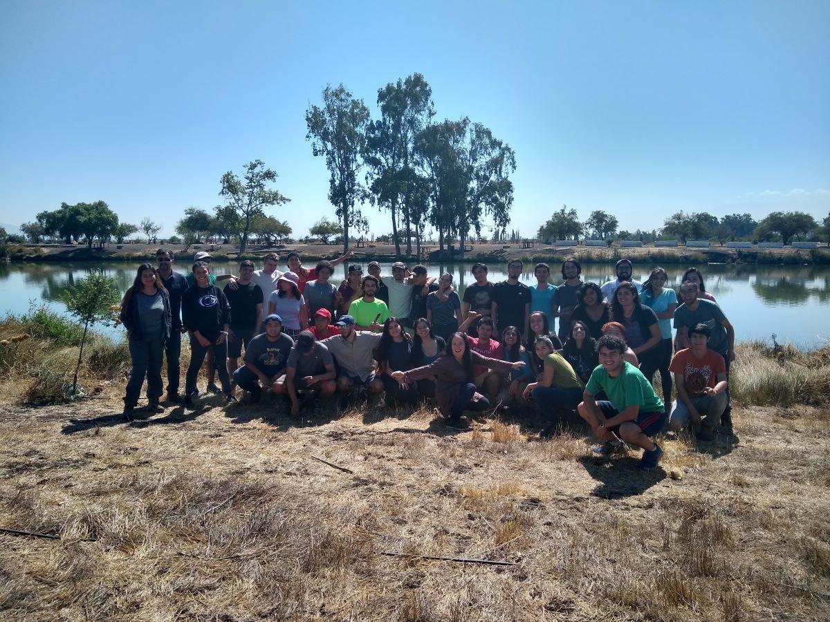 Profesora Magda Orell con sus estudiantes en salida a terreno para Práctica II.