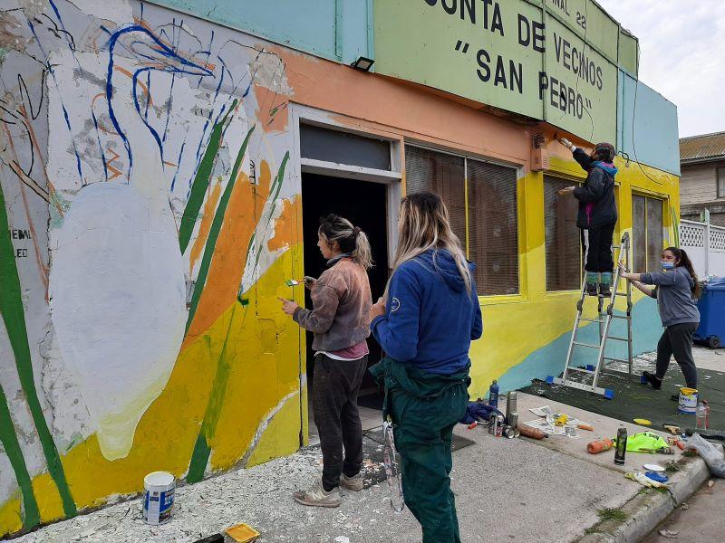 Ya se realizó el primero de diez murales alusivos a las aves playeras que habitan el humedal Ojos de Mar.