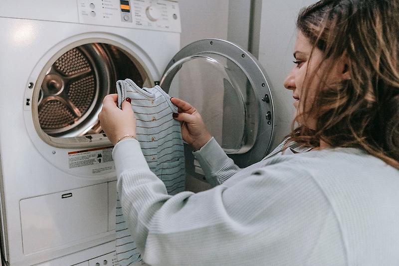 Dentro de las recomendaciones está la reutilización de las llamadas aguas grises, provenientes de lavadoras y/o duchas. La idea es dar un nuevo uso a través del regado de plantas y árboles.